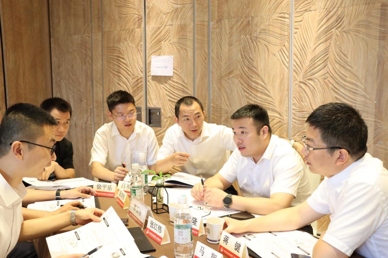 2021年6月25日-26日，英国上市公司365二建组织开展了2021年中高层主管执行力培训。本次培训特邀清华、北大、上海交大总裁班讲师，中国企业家协会特聘高级讲师许晋老师进行授课。